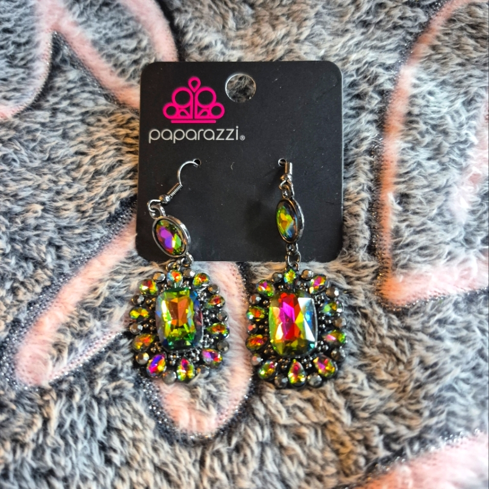 DONT BE LATE FOR THE GALA EARRINGS